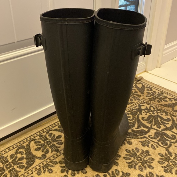 Size 10 black Hunter rain boots - Picture 2 of 5